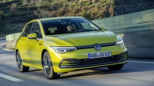 VW Golf 8 fahrend auf der Straße
