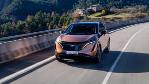 Frontansicht des Nissan Ariya