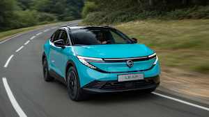 Frontansicht eines fahrenden Nissan Leaf