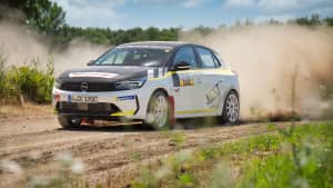 Aufnahme des seitlich fahrenden Opel Corsa E Rally