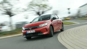 Frontansicht eines fahrenden Opel Corsa nach Facelift