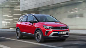 Der Opel Crossland in rot