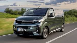 Frontansicht eines fahrenden Opel E Zafira Life
