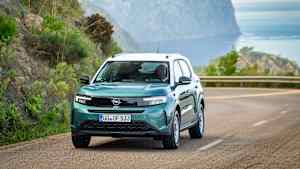 Der grüne Opel Frontera fahrend auf einer Landstraße