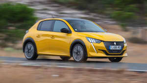 Front und Seitenansicht eines fahrenden Peugeot 208