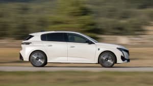 Peugeot 308, dynamisch fahrend auf einer Strasse