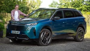 ADAC Redakteur Andreas Huber steht neben einem Peugeot 5008