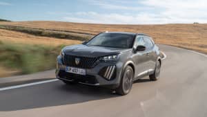 Der Peugeot e-2008 fahrend von vorne zu sehen