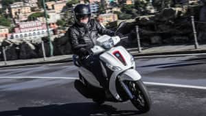 Piaggio Medley 125 fahrend auf der Straße