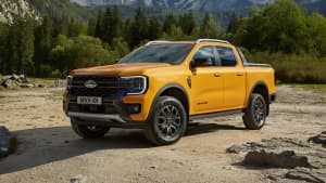 Front und Seitenansicht eines stehenden Ford Ranger