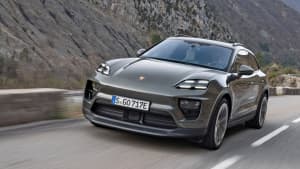 Fahraufnahme des Porsche Macan E schräg von vorne