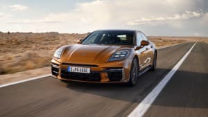 Frontansicht eines fahrenden Porsche Panamera