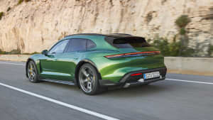 Heckansicht eines Porsche Taycan Cross Turismo