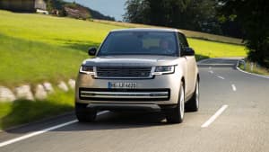 Frontansicht eines fahrenden Range Rover