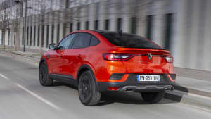 Rückansicht eines Renault Arkana der auf einer Straße fährt