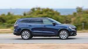 Eine Aufnahme von der Seite des fahrenden Renault Espace