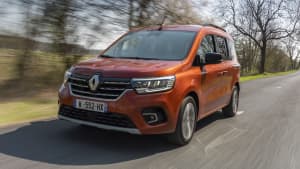Frontansicht eines fahrenden Renault Kangoo