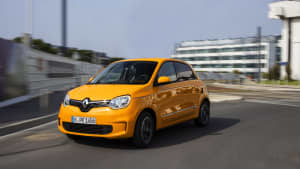 Renault Twingo fahrend auf einer Straße