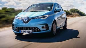 Ein blauer Renault Zoe fährt dynamisch auf einer Strasse