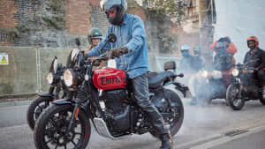 Mann gibt Gas mit seiner Royal Enfield Hunter 350