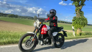 Royal Enfield Himalayan Scram 411 Fahraufnahme von der Seite