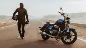 Ein Mann steht neben der Super Meteor 650