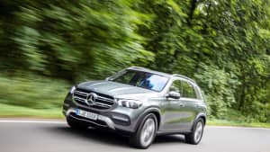 Ein Mercedes GLE 167 fährt auf einer Landstraße