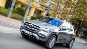 Ein silbergrauer Mercedes GLE 350 4Matic in der Stadt