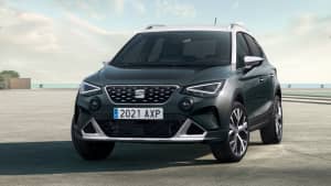Seat Arona stehend von vorne aufgenommen