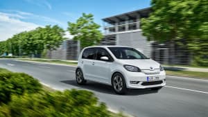 weisser Skoda Citigo IV faehrt auf Strasse