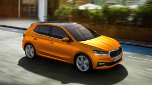 Der Skoda Fabia fahrend