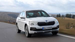 Frontansicht eines fahrenden Skoda Kamiq nach Facelift