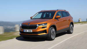 Frontansicht eines fahrenden Skoda Karoq