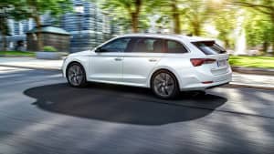 Seitenansicht des Skoda Octavia fahrend auf einer Straße