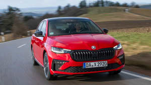 Frontansicht eines fahrenden Skoda Scala nach Facelift
