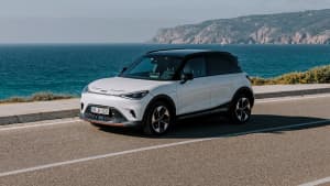 Der neue Smart # 1 fahrend auf einer Straße
