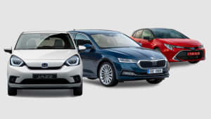 Eine Fotomontage eines Honda Jazz, Skoda Octavia, Toyota Corolla auf hellgrauem Hintergrund
