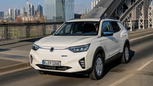 Front und Seitenansicht eines fahrenden SsangYong Korando e-Motion