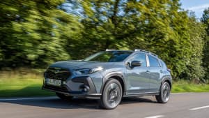Front und Seitenansicht eines fahrenden Subaru Crosstrek