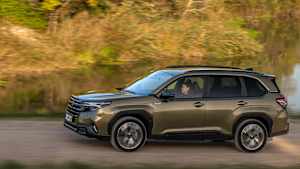 Seitenansicht eines fahrenden Subaru Forester