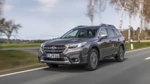 Die Vorderansicht eines Subaru Outback 2.5i