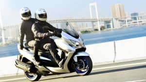 Der Scooter Burgmann 400 von Suzuki in Fahrt