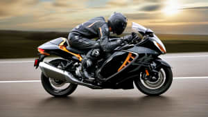 Seitenansicht der Suzuki GSX 1300 RR Hayabusa fahrend