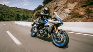 Eine Suzuki GSX-S 1000GX fährt auf einer Straße