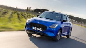 Frontansicht eines fahrenden Suzuki Swift