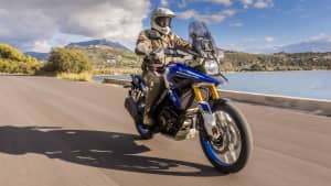 Die Suzuki V Strom 1050 DE während der Fahrt auf einer Küstenstrasse
