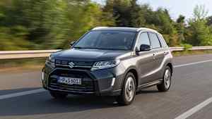Frontansicht eines fahrenden Suzuki Vitara
