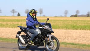 Seitenansicht einer fahrenden SYM NH-T 125