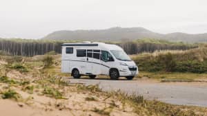 Ein Wohnmobil stehend seitlich fotografiert von Sunlight