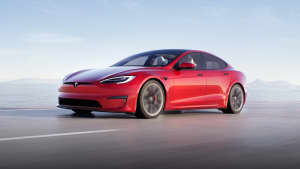 Fronansicht eines fahrenden Tesla Model S